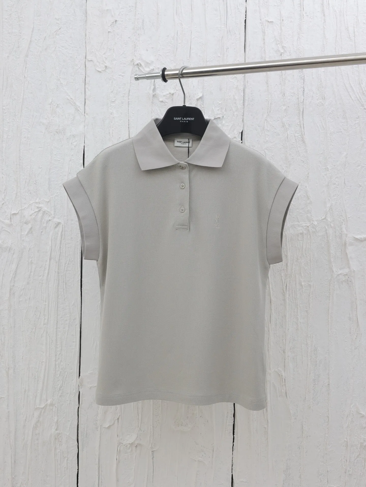 P270 Saint Lauren*/Saint Laurent's new YSL logo embroidered POLO shirt. Customized pique fabric, 98 cotton 2 spandex, weight 270 grams. Imported machine embroidery technology, using advanced computer control system and precision mechanical components. The overall wiring is straight and delicate, and the fabric is comfortable and soft. The color is consistent and has no color difference. It can be matched with the same style to create a fashionable look. It can handle various occasions, customized accessories, and three complete sizes. Size: S/M/L